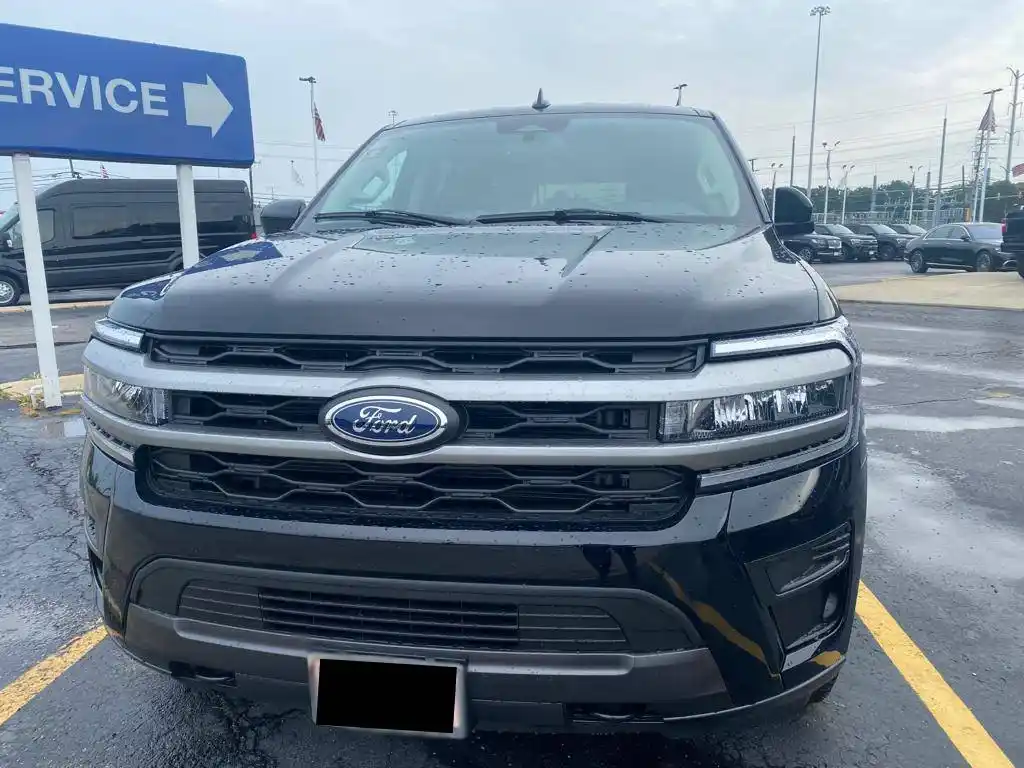 Ford Expedition Front