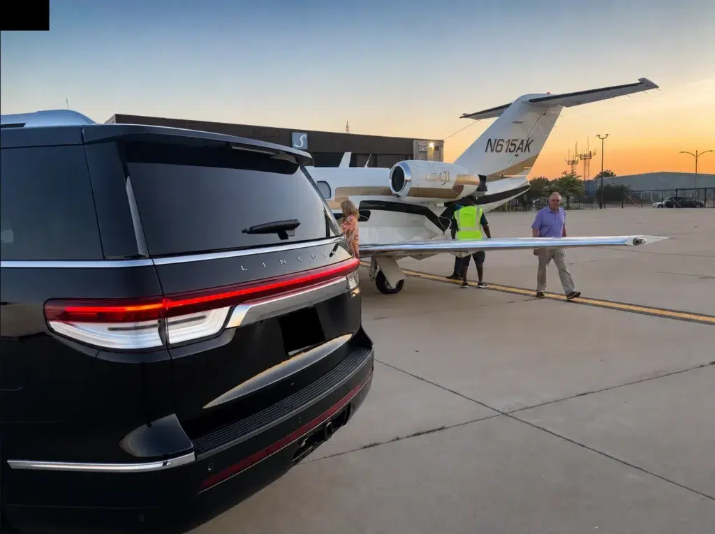 Black Lincoln airport transfer